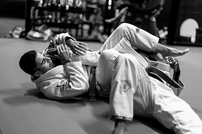 Deux pratiquants au sol pendant un sparring